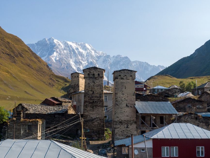 Каменная башня среди вечерних гор