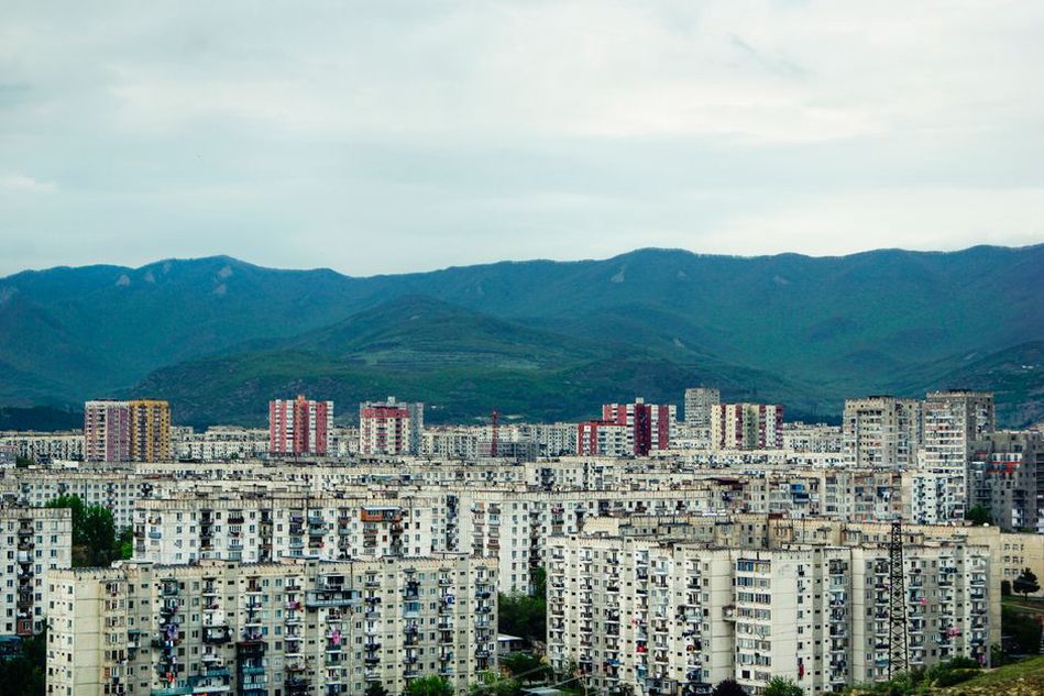 живописный горный пейзаж в кубистической манере с башнями и фигурами