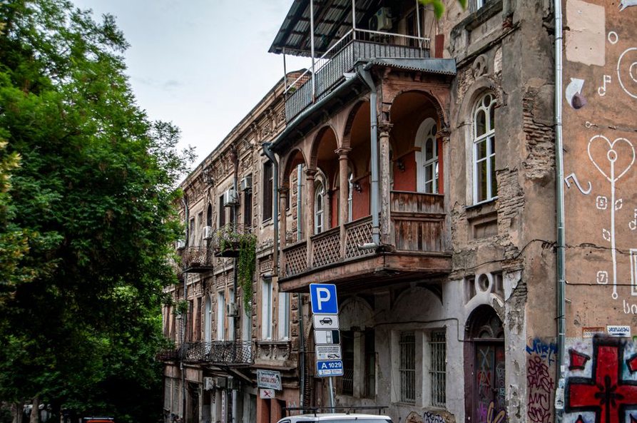 Балконы и улица старого Тбилиси